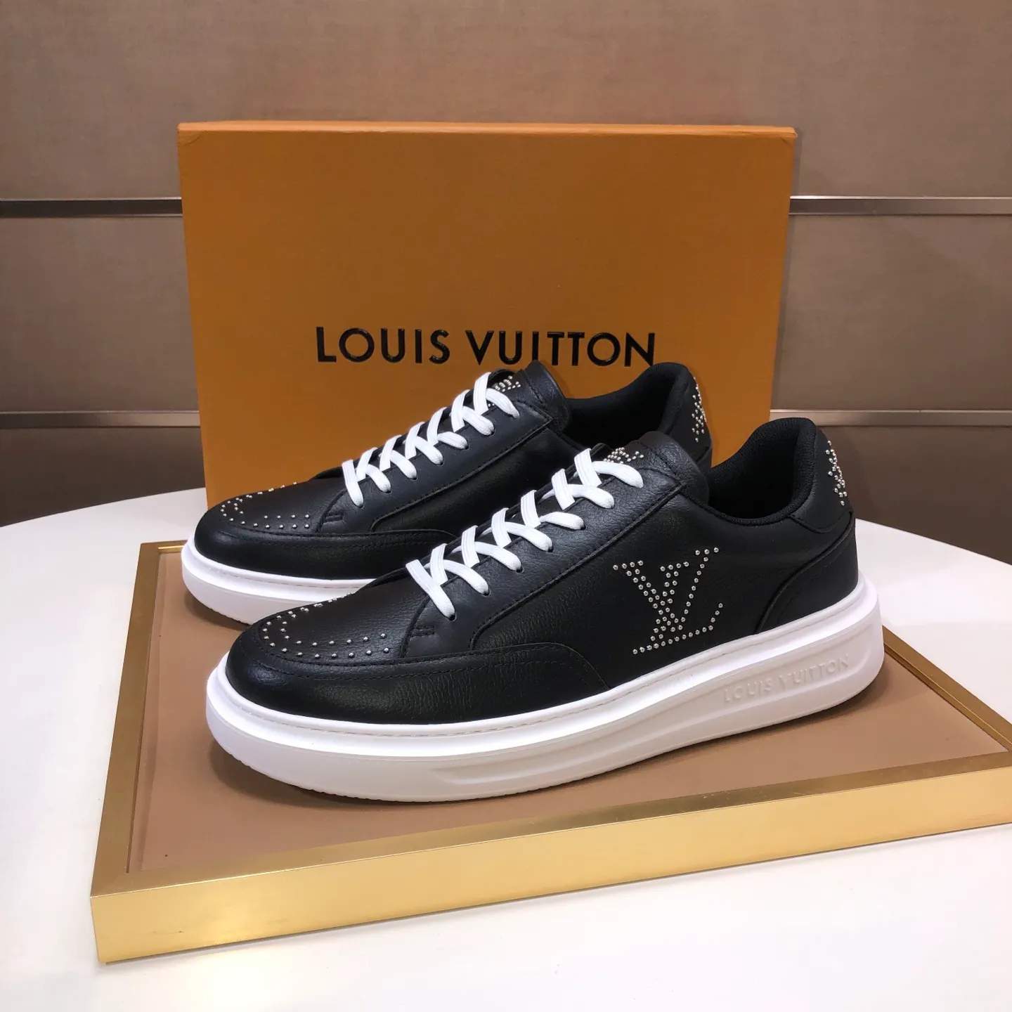 Factory batch 640💰original development, quality shipment, welcome to compare - LV sneaker series sports shoes introduce the loose silhouette of the ready-to-wear series into the spring and summer men's wear shows and make an eye-catching appearance. The cow leather upper is combined with rough fabric laces, and colorful beading highlights the brand's classic elements. LV letters mark the tongue and Monogram floral outsole. Mixed materials Made of top-grain cowhide, thick shoelace design, large Monogram print on the side, mesh lining and cotton feet, the comfort is as extreme as ever, premium heritage, quality first, worth owning! Size: Men’s 38-45 (45 is custom-made and cannot be returned or exchanged)